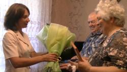 В Кирсанове в День семьи, любви и верности супружеским парам вручили цветы и медали.