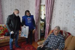 Кирсановским ветеранам войны и труда вручили новогодние подарки