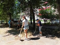В летний период проводится цикл акций «Кирсановский десант» по уборке территорий детских площадок.