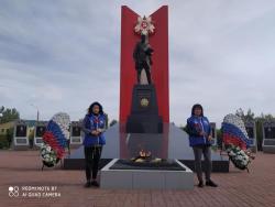 В День памяти жертв блокады Ленинграда кирсановские волонтеры возложили цветы к мемориалу "Вечный огонь"