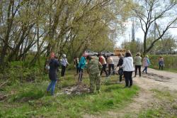 В Кирсанове в рамках месячника провели субботник на берегу реки Пурсовка