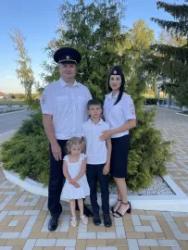 Семью полицейских Гридневых поздравили с Днем семьи, любви и верности