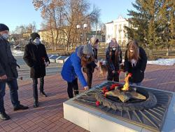 Представители молодежных организаций города Кирсанова возложили цветы в честь памятной даты
