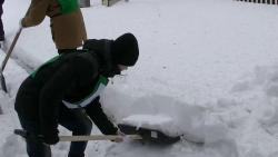Волонтеры Кирсанова очистили территорию воинского кладбища от снега