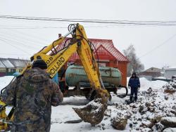 В Кирсанове продолжаются работы по устранению порыва водопровода