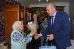 Глава города Кирсанова поздравил долгожительницу с днем рождения