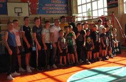 Профессиональный боксер Артур Осипов встретился с юными спортсменами Кирсанова