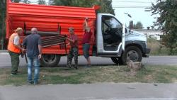 После акта вандализма в городском сквере отремонтировали качели и лавочки.