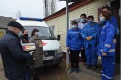 Кирсановским медикам волонтеры городского штаба #МыВместе и представители администрации города Кирсанова вручили подарки