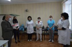 Волонтеры городского штаба #МыВместе и представители администрации города Кирсанова побывали с подарками в кирсановской поликлинике