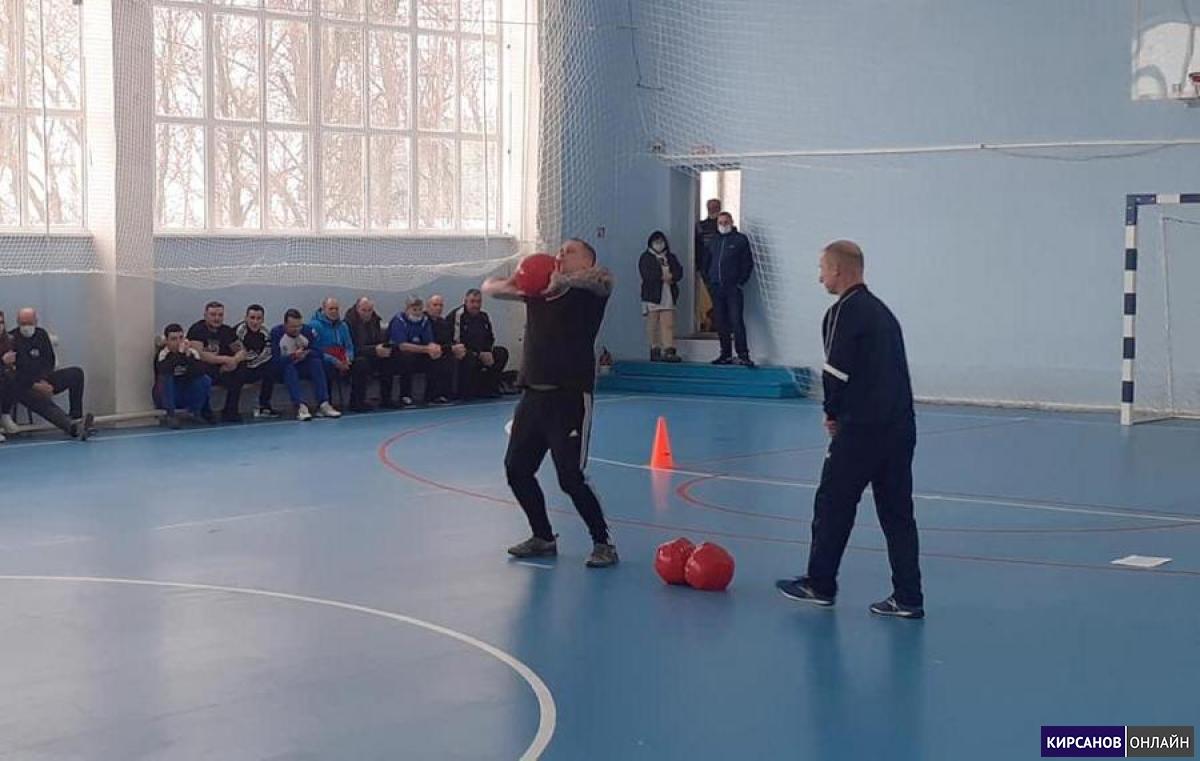 В Кирсанове в честь Дня защитника Отечества прошли соревнования среди  мужчин «Спортивная удаль» - Кирсанов.Онлайн