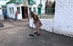 Волонтёры Кирсановской городской школы приняли участие в месячнике по уборке городской территории