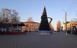 Главный символ Нового года устанавливают на центральной площади