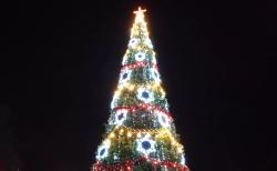 На главной городской ёлке в Кирсанове зажгли новогодние огни
