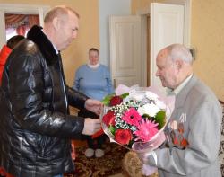 Глава Кирсанова поздравил ветерана с Днем защитника Отечества