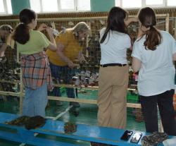 Кирсановские школьники плетут маскировочные сети для участников СВО
