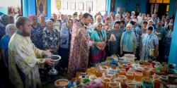 В Кирсановских храмах прошло освящение меда