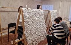 Кирсановцы плетут маскировочные сети для военных