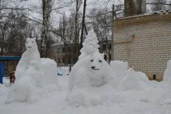 Сотрудник детского сада создал удивительные снежные фигуры