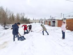 Волонтеры помогли справиться с последствиями снегопада жителям микрорайона