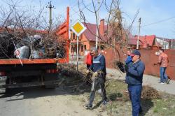 В Кирсанове продолжается уборка улиц города
