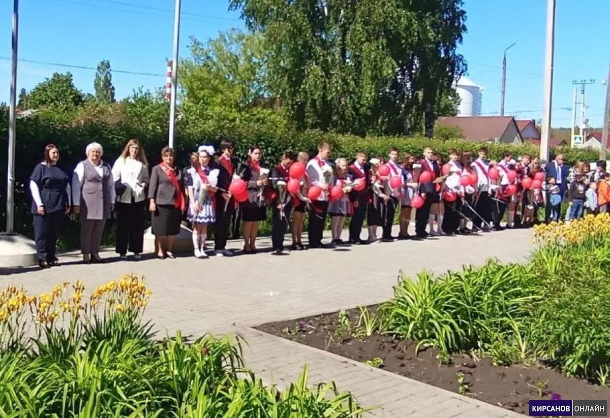 Сегодня во всех корпусах средней общеобразовательной школы №1 города  Кирсанова прозвучали последние звонки | 24.05.2024 | Кирсанов - БезФормата