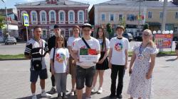 Молодежный Совет города Кирсанова провёл акцию «Меняем сигарету на конфету»