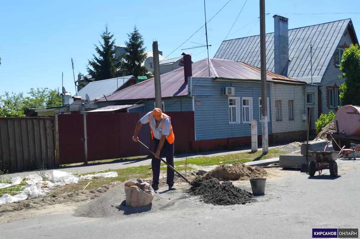 В Кирсанове продолжаются ремонтные работы по улице Советской | 09.07.2024 |  Кирсанов - БезФормата