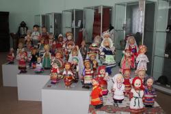 В Кирсановском музее  работает выставка «Куклы в народных костюмах» мастерицы Людмилы Мертешовой
