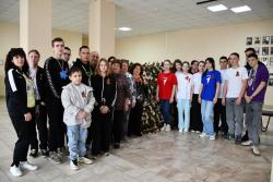 Защита для героев: волонтеры в День Весны и Труда плетут маскировочные сети