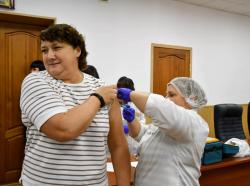 Сотрудники администрации и члены Совета ветеранов города прошли вакцинацию от сезонного гриппа
