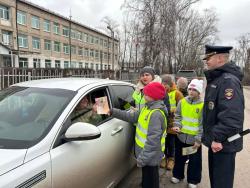 Мамы за рулём: праздничное поздравление от Госавтоинспекции и школьников