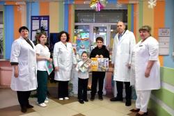 Глава города Кирсанова вручил подарки маленьким пациентам больницы