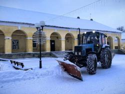 В Кирсанове продолжаются работы по расчистке городских дорог и тротуаров
