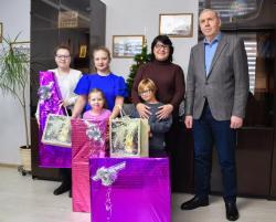 В рамках акции «Ёлка желаний» дети получили от главы города новогодние подарки