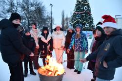 «На старт, внимание, Новый год!»: на городской площади прошли весёлые старты