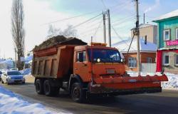 Продолжаются работы по обработке пескосоляной смесью дорог и тротуаров