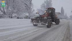 В Кирсанове ликвидируют последствия ночного снегопада