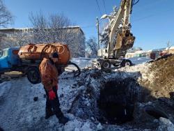 Аварийно‑восстановительные работы на линии центрального водопровода в микрорайоне № 1 продолжаются
