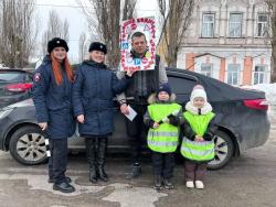 Сотрудники Госавтоинспекции совместно с воспитанниками детского сада провели праздничную акцию «Настоящие мужчины соблюдают ПДД»