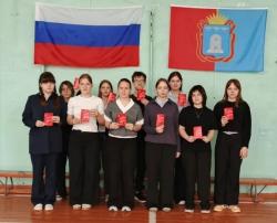 «Мы - граждане России»: школьникам Кирсанова вручили первые паспорта