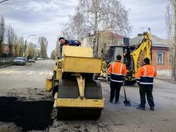 В городе Кирсанове стартовал ямочный ремонт дорог