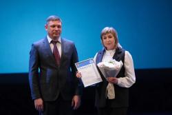 Представителю администрации города Кирсанова вручили заслуженную награду