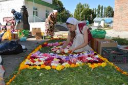 Прихожане Кирсанова украсили храмы цветочными дорожками