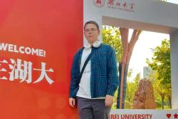 Житель Кирсанова Роман Дутов проходит языковую стажировку в Китае