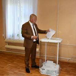 Временно исполняющий полномочия главы города Кирсанова Сергей Плуталов принял участие в голосовании
